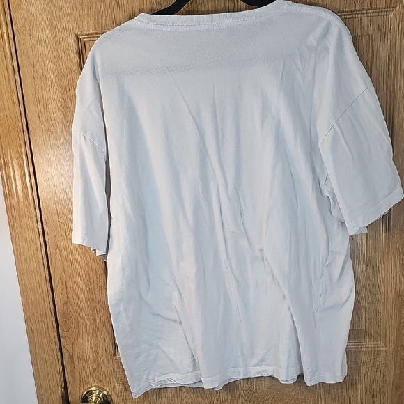 Que White Tee with Black Graphic Design - Picture 4 of 4